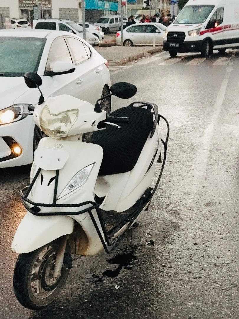 Antalya’da otomobil ve motosiklet çarpıştı: Anne ve 3 çocuğu yaralandı
