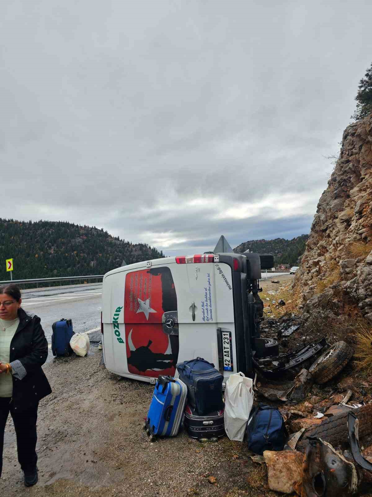 Antalya’da yolcu minibüsü devrildi: 9 yaralı
