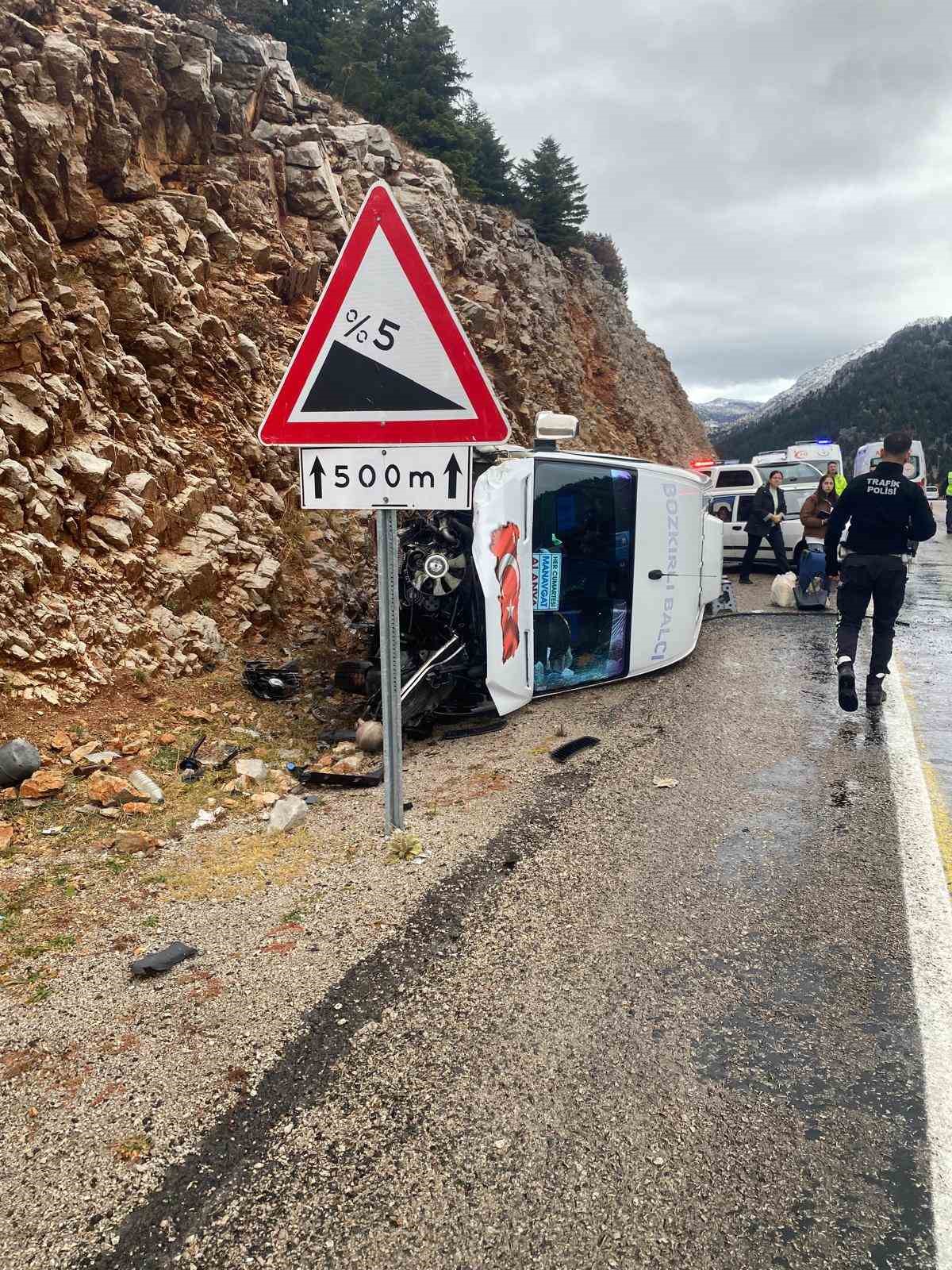 Antalya’da yolcu minibüsü devrildi: 9 yaralı
