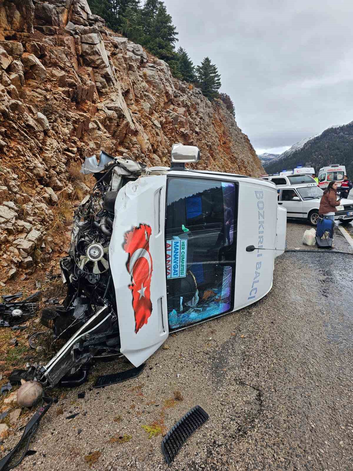 Antalya’da yolcu minibüsü devrildi: 9 yaralı
