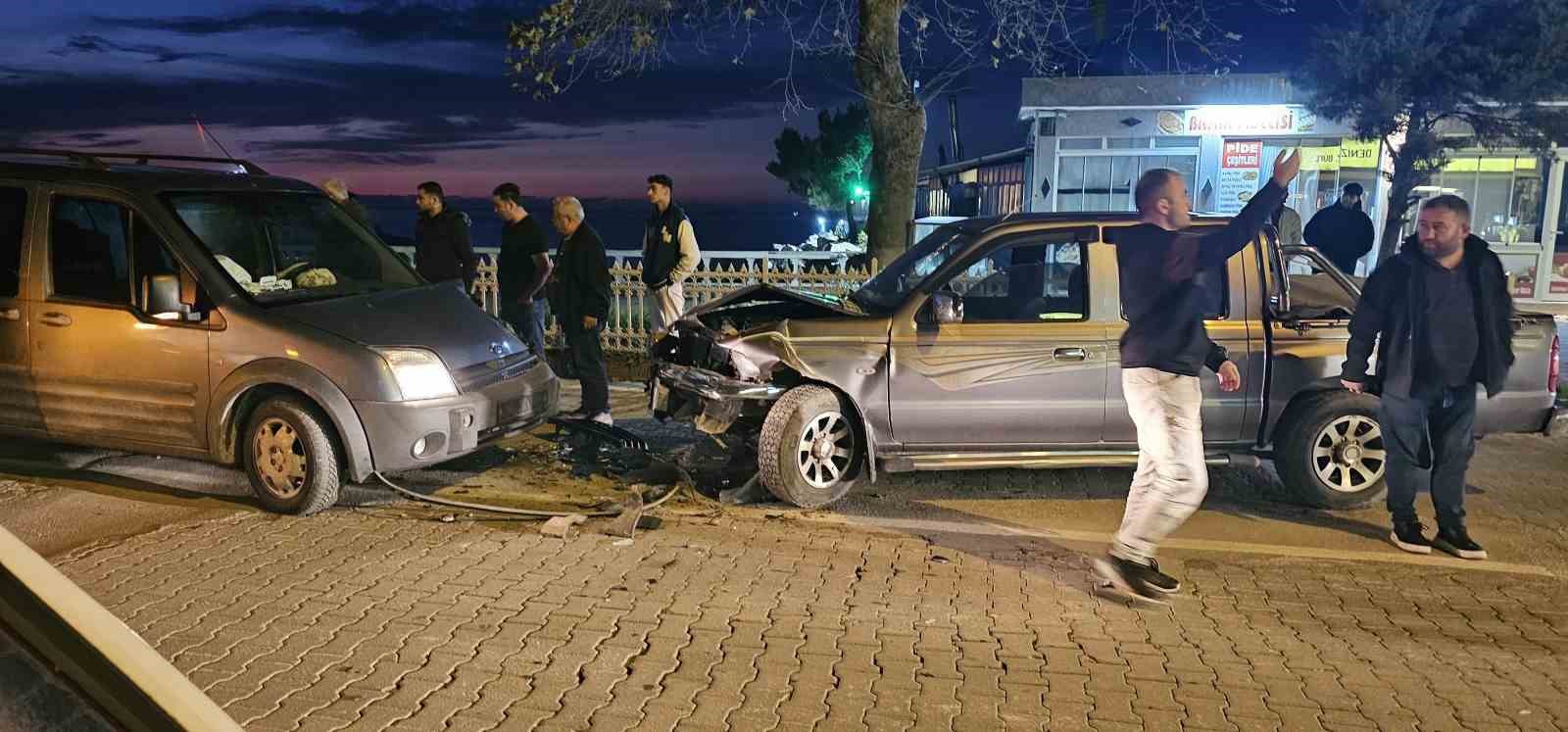 Pikap ile hafif ticari araç kafa kafaya çarpıştı: Sürücüler burnu bile kanamadan kurtuldu
