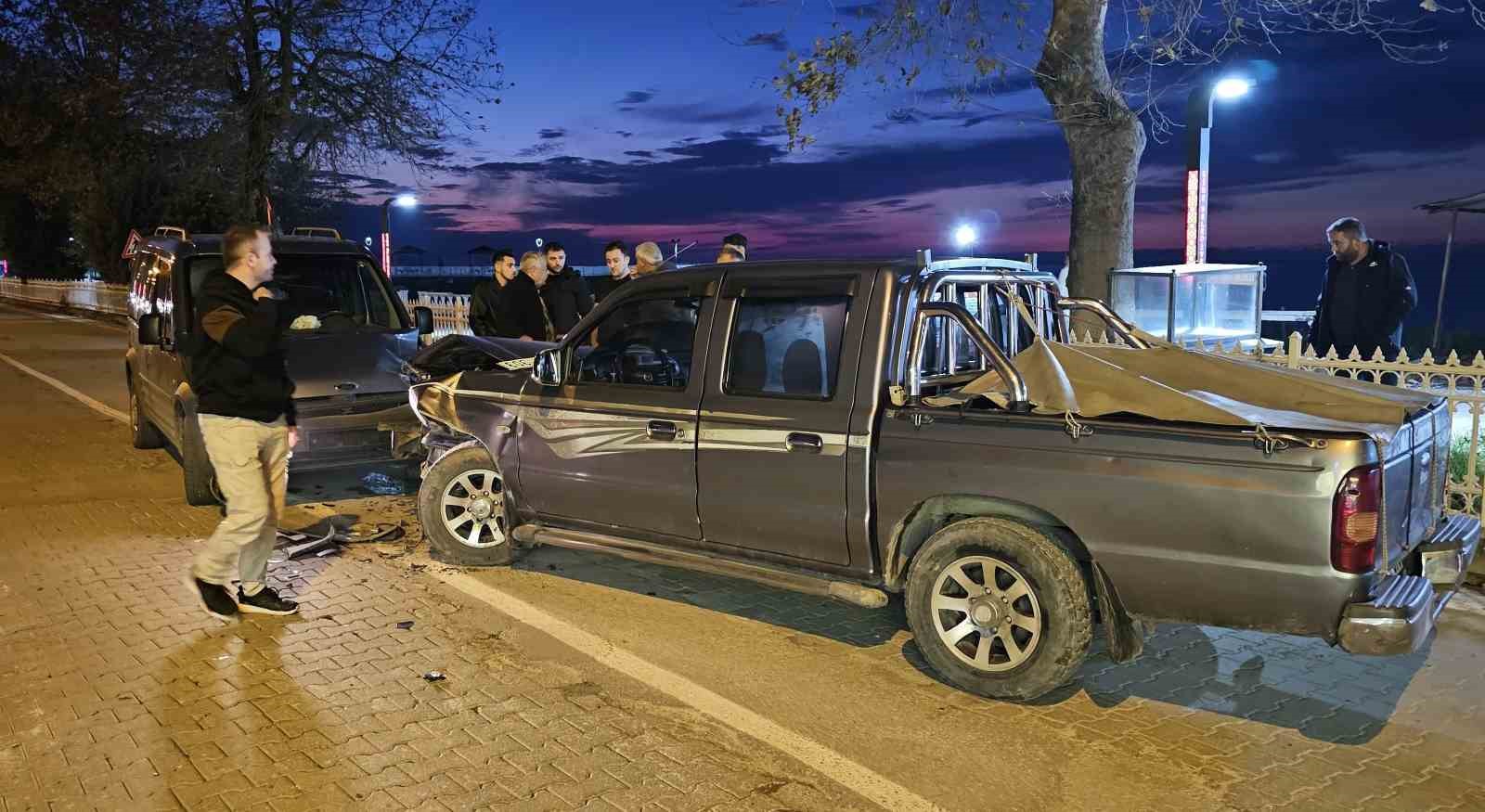 Pikap ile hafif ticari araç kafa kafaya çarpıştı: Sürücüler burnu bile kanamadan kurtuldu
