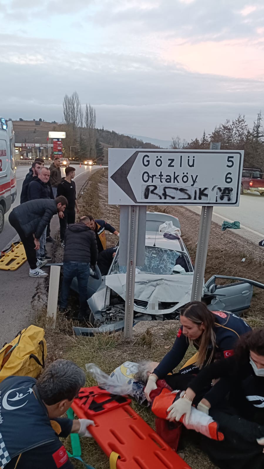 Karabük’te kanala düşen otomobil duvara çarptı: 1 ölü, 3 yaralı
