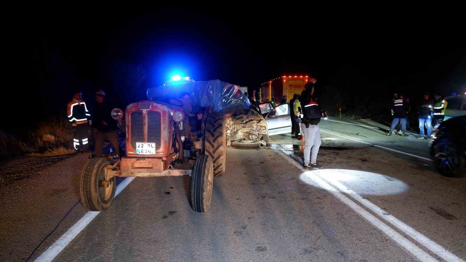 Araçta sıkışan sürücü hayatını kaybetti, eşini kurtarmak için ise ekipler zamanla yarıştı
