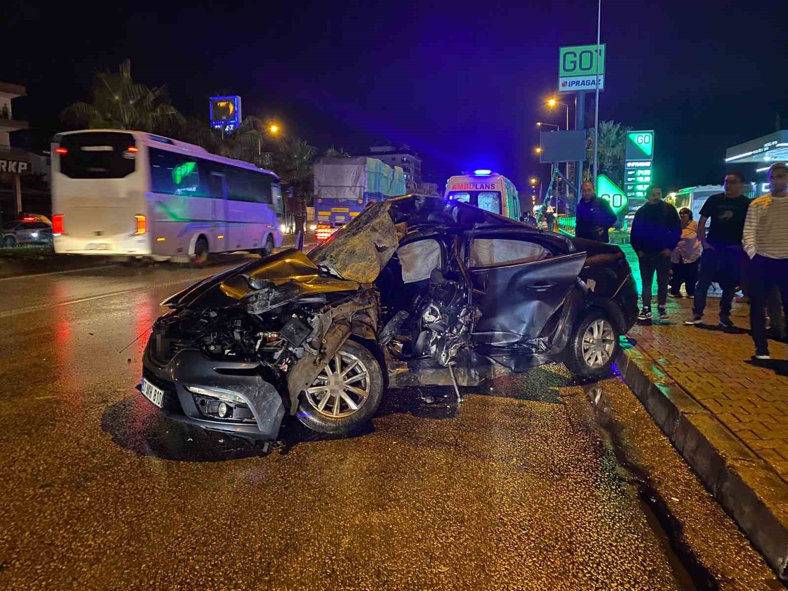 Antalya’da tur otobüsü otomobille çarpıştı: 20 yaşındaki sürücü hayatını kaybetti
