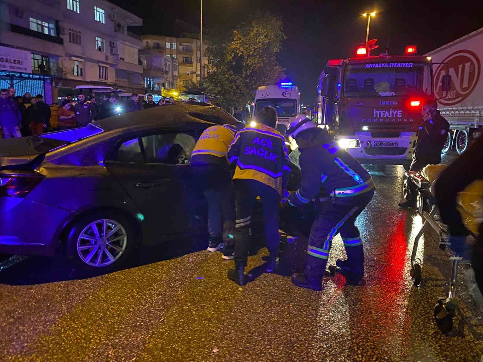 Antalya’da tur otobüsü otomobille çarpıştı: 20 yaşındaki sürücü hayatını kaybetti
