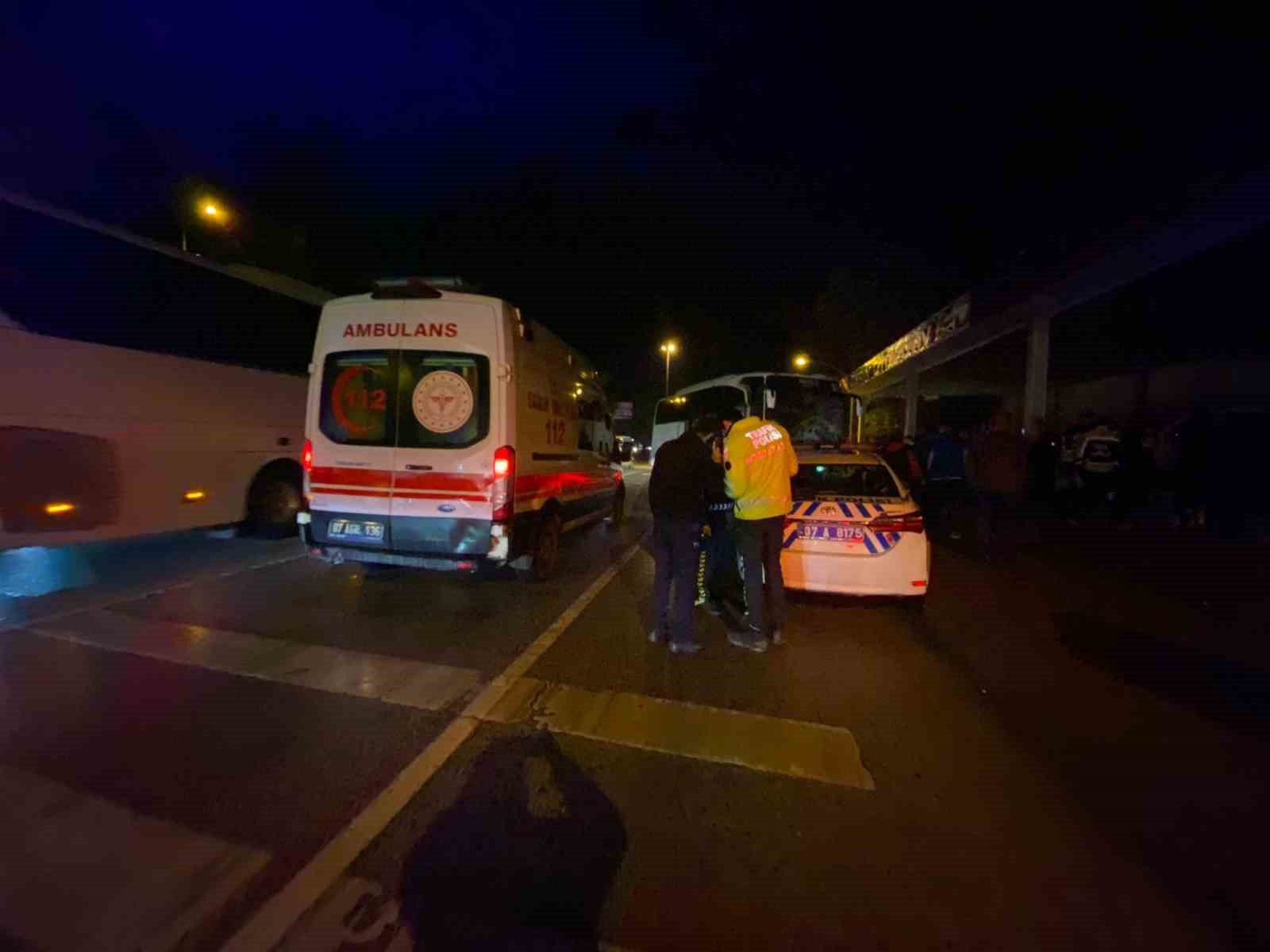 Antalya’da tur otobüsü otomobille çarpıştı: 20 yaşındaki sürücü hayatını kaybetti
