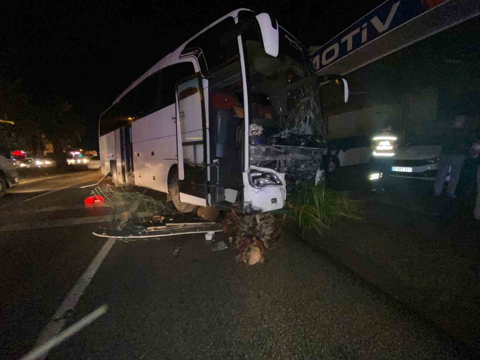 Antalya’da tur otobüsü otomobille çarpıştı: 20 yaşındaki sürücü hayatını kaybetti
