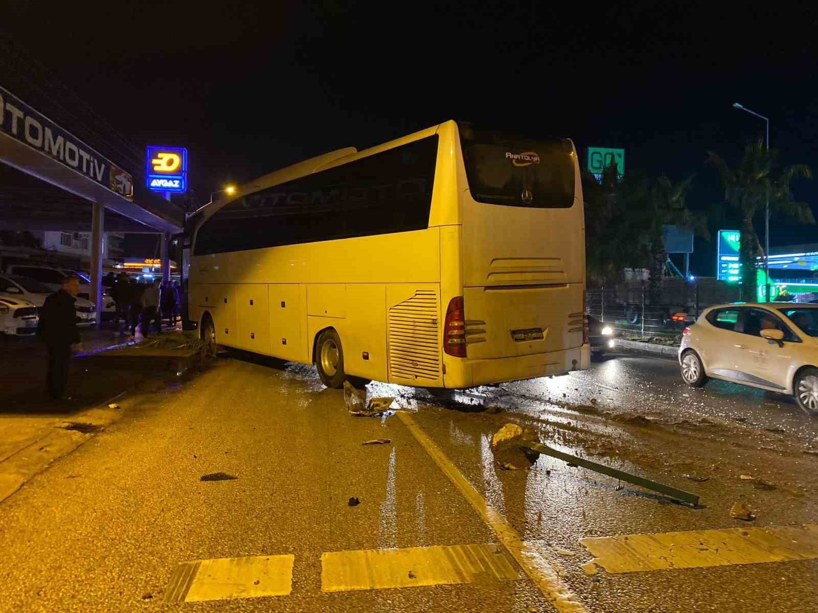 Antalya’da tur otobüsü otomobille çarpıştı: 20 yaşındaki sürücü hayatını kaybetti
