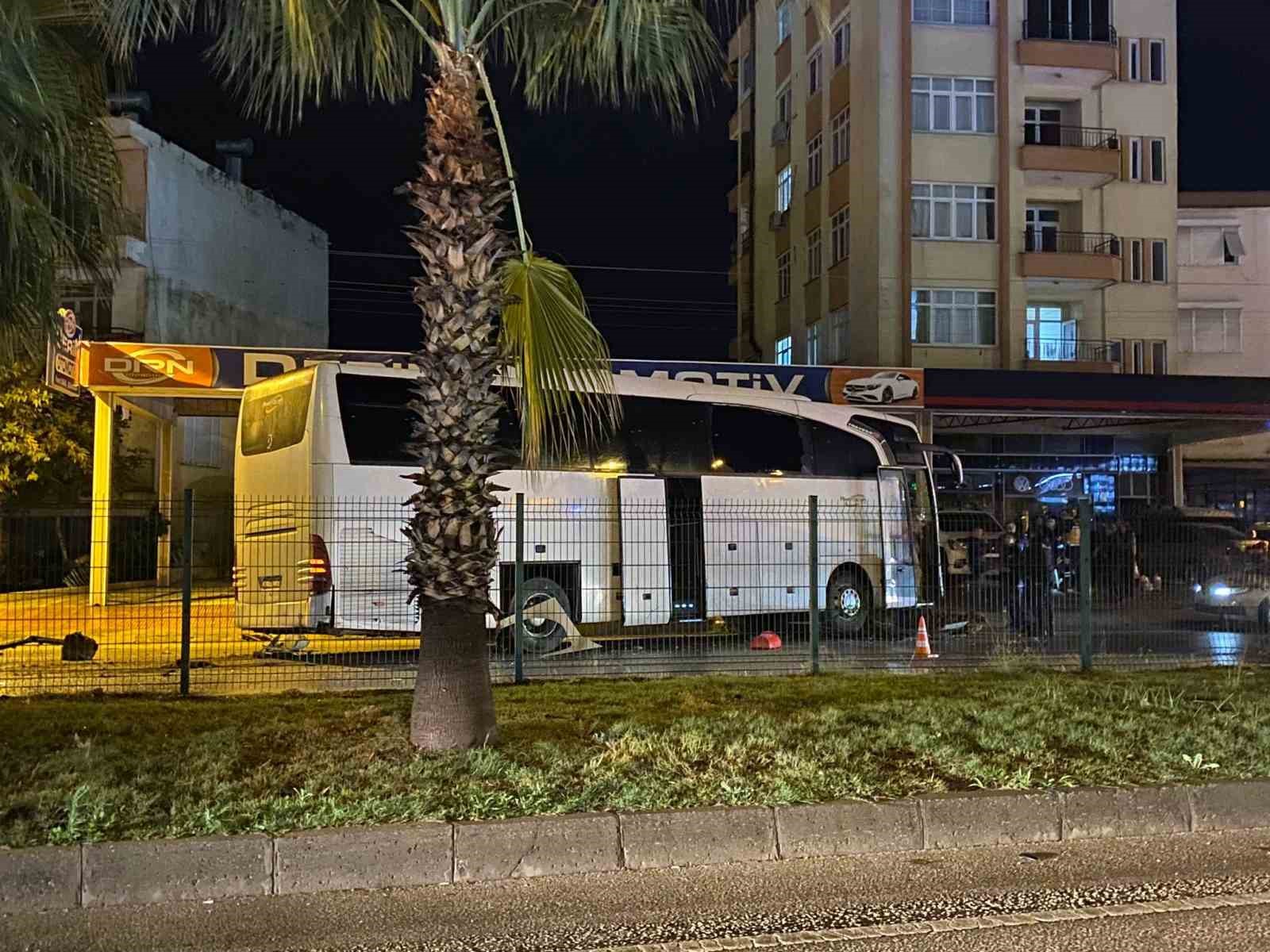 Antalya’da tur otobüsü otomobille çarpıştı: 20 yaşındaki sürücü hayatını kaybetti
