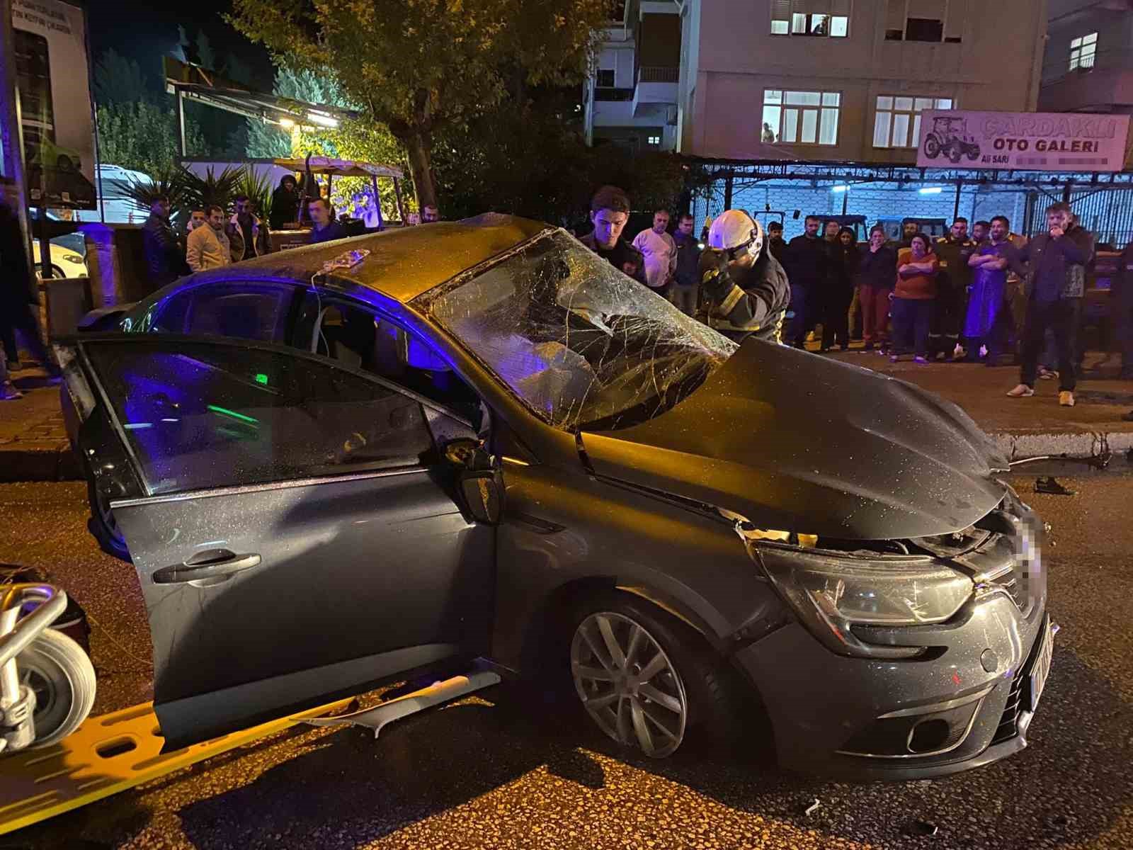 Antalya’da tur otobüsü otomobille çarpıştı: 20 yaşındaki sürücü hayatını kaybetti
