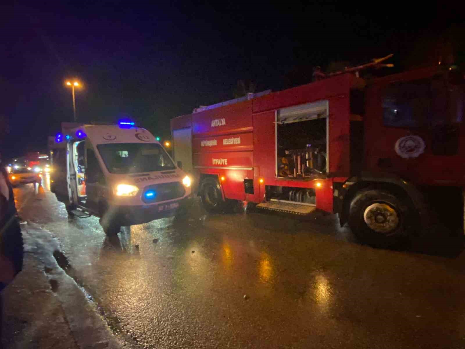 Antalya’da tur otobüsü otomobille çarpıştı: 20 yaşındaki sürücü hayatını kaybetti
