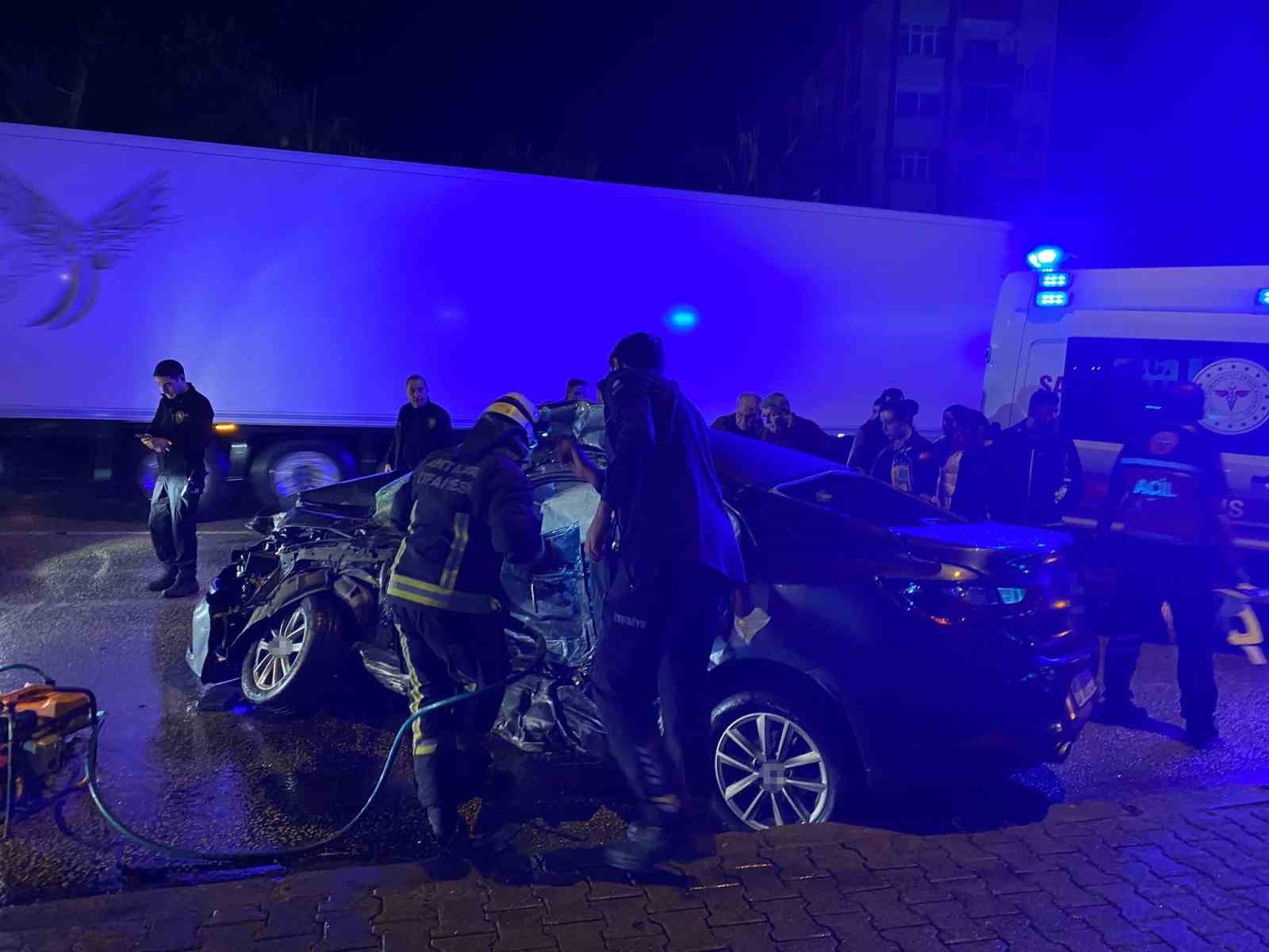 Antalya’da tur otobüsü otomobille çarpıştı: 20 yaşındaki sürücü hayatını kaybetti
