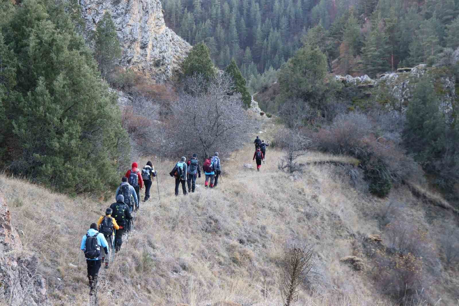 Doğaseverler kar ve sis altında yürüdü
