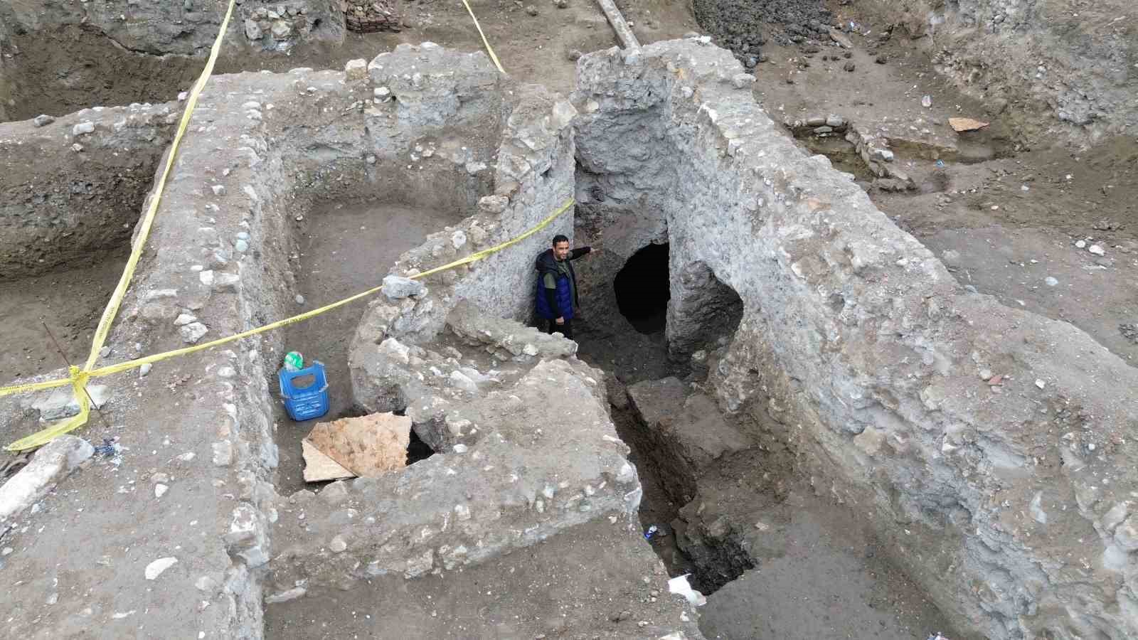 Enkazın kaldırılmasıyla binaların altında ortaya çıkan yapı merak uyandırdı
