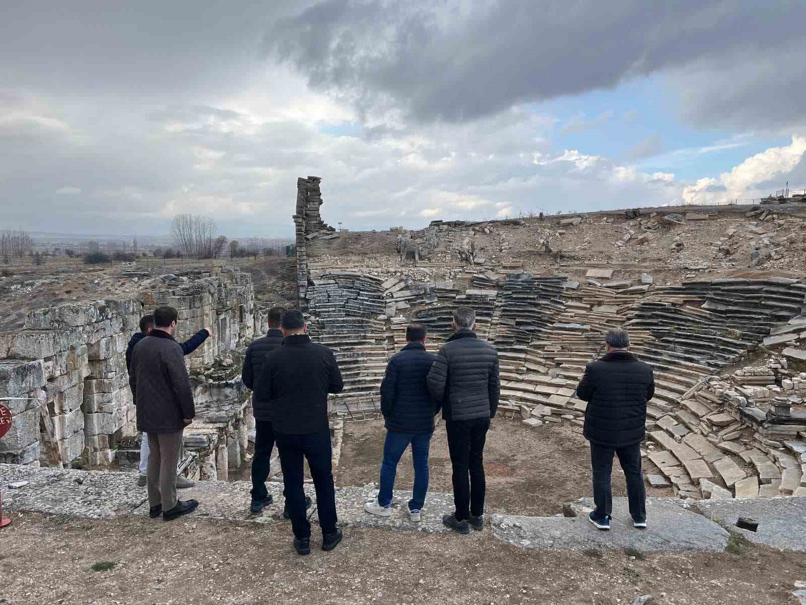 Yargıtay üyesi ve HSK heyeti Çavdarhisar Aizanoi Antik Kenti’ni ziyaret etti
