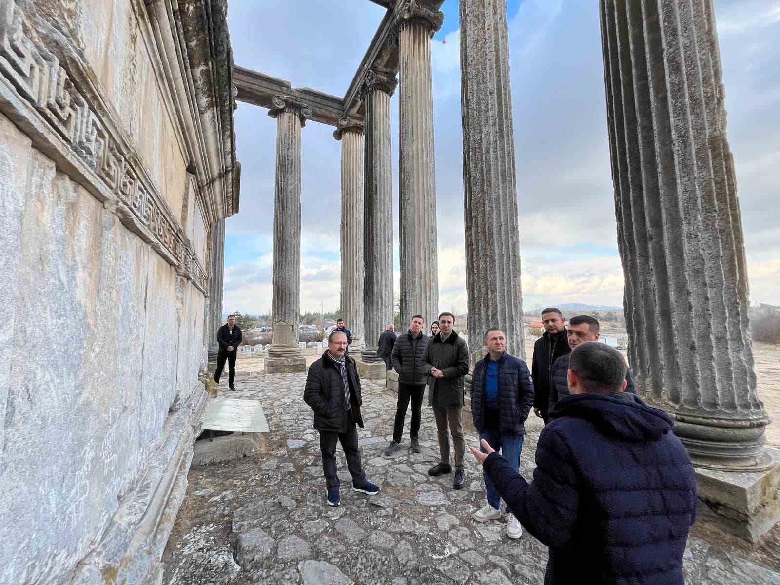 Yargıtay üyesi ve HSK heyeti Çavdarhisar Aizanoi Antik Kenti’ni ziyaret etti
