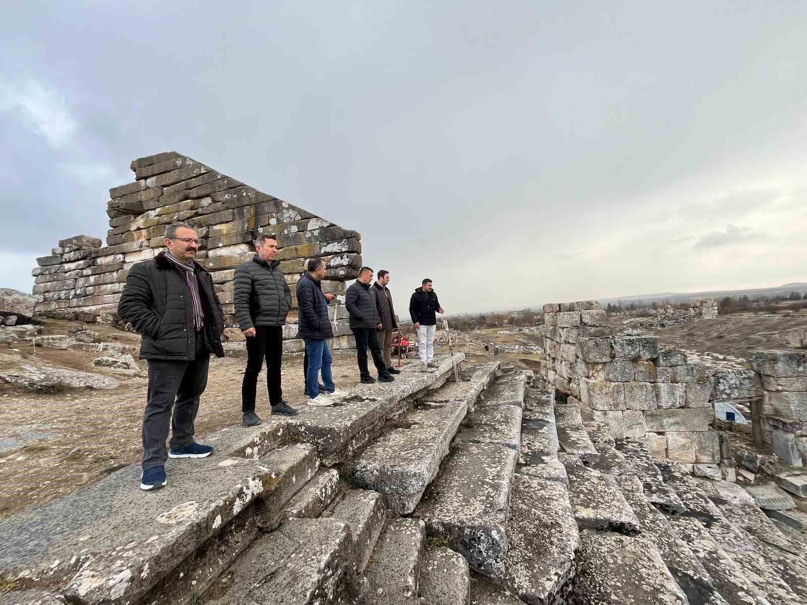 Yargıtay üyesi ve HSK heyeti Çavdarhisar Aizanoi Antik Kenti’ni ziyaret etti
