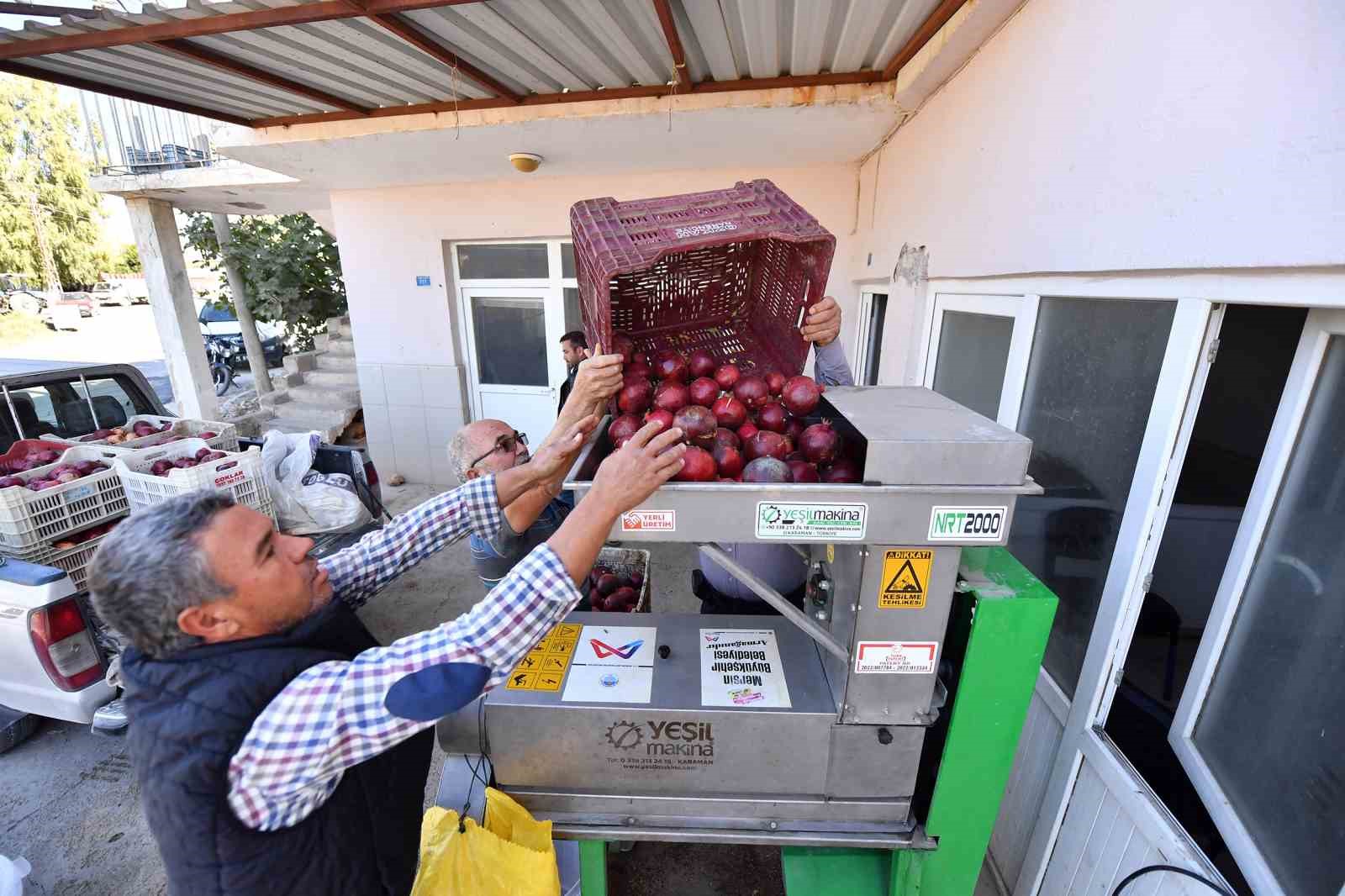 Büyükşehir Belediyesinden üreticiye ’Nar Taneleme Makinesi’ desteği
