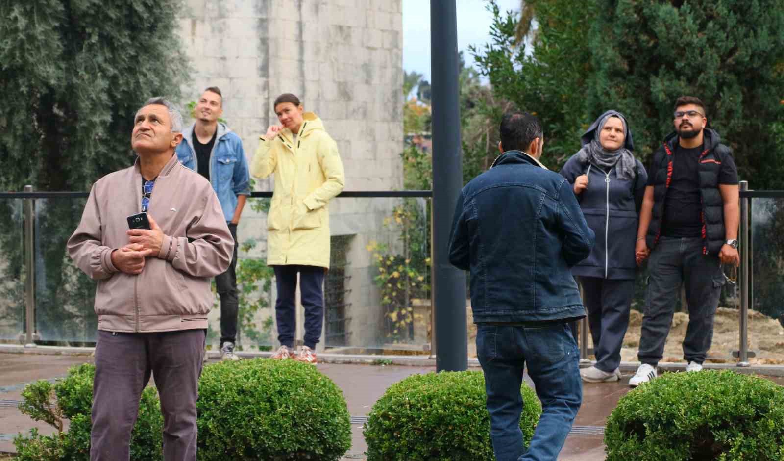 Demirler arasında mahsur kalan kedinin kurtarılışını film izler gibi izlediler
