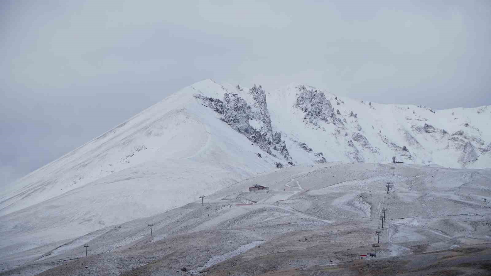 Erciyes’te iki mevsim, sarı ve beyaz bir arada
