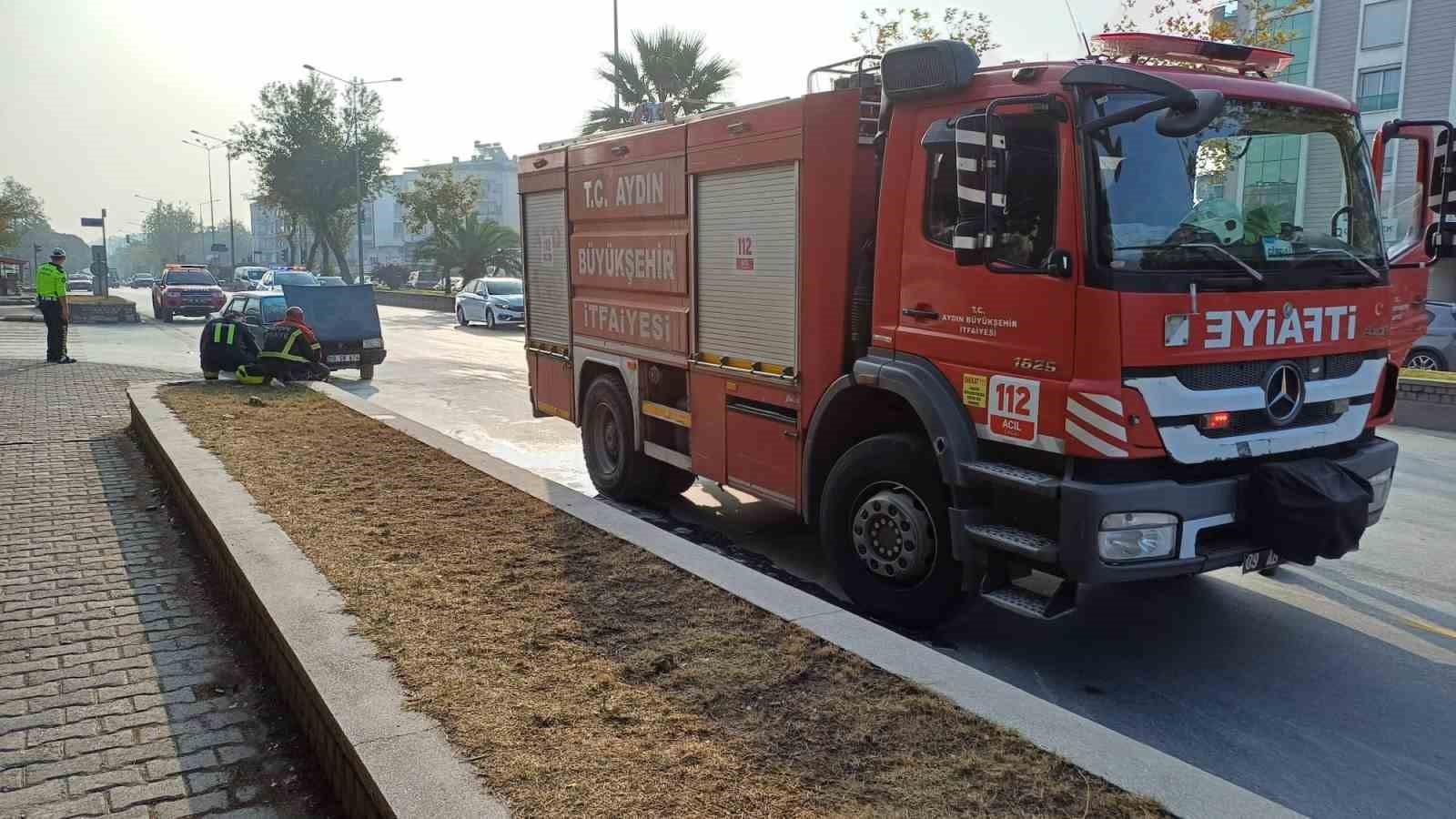 Seyir halindeki otomobildeki yangını itfaiye ekipleri söndürdü
