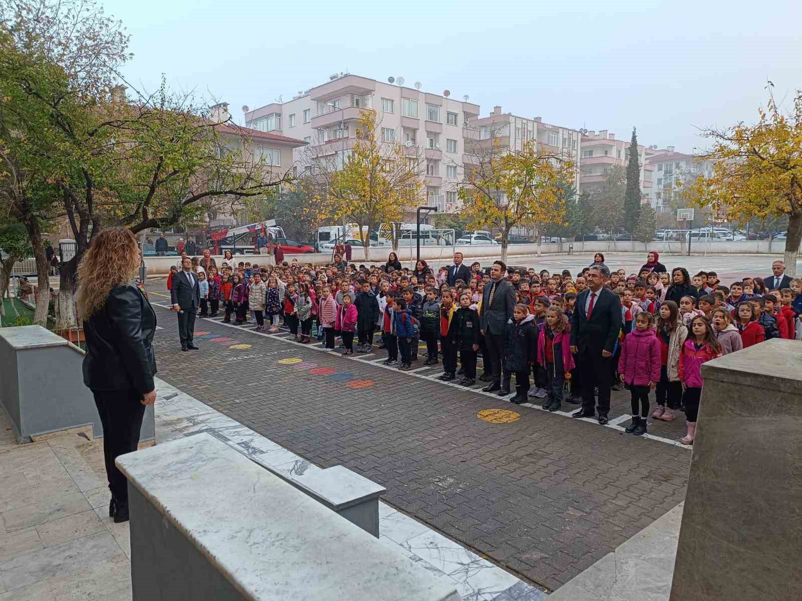 Muğla İl Millî Eğitim Müdürü Çay, Emirbeyazıt İlkokulu bayrak törenine katıldı
