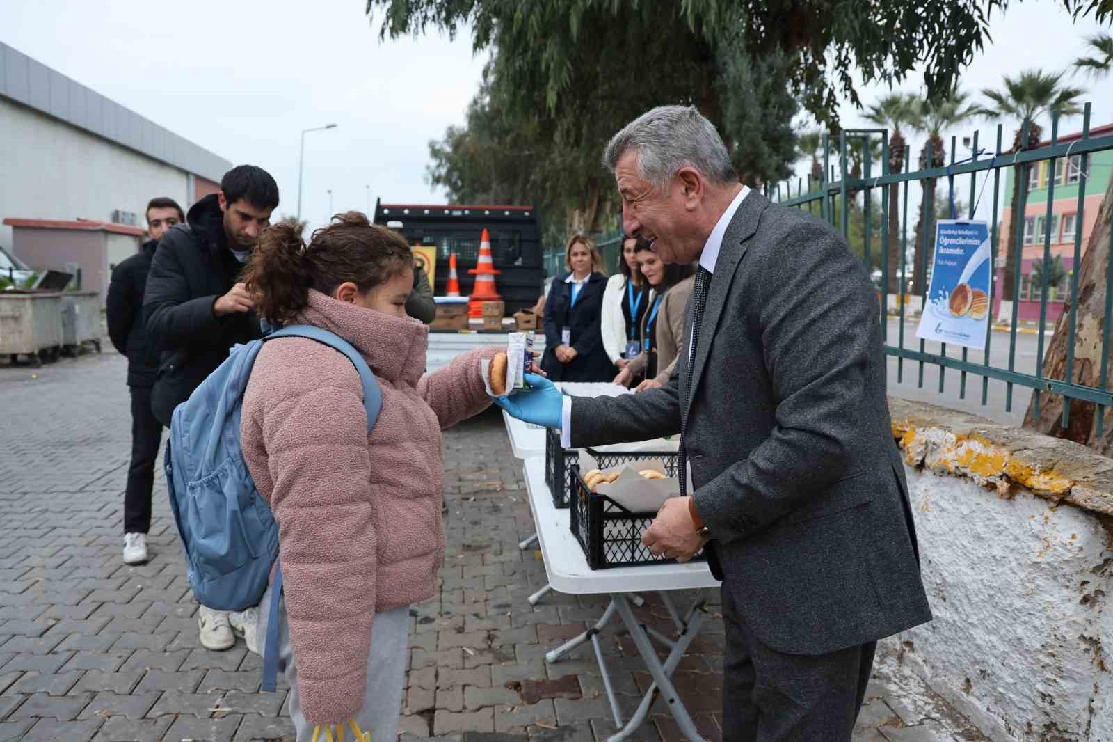 Güzelbahçe Belediyesi her gün bin 500 öğrenciye süt ve poğaça dağıtacak
