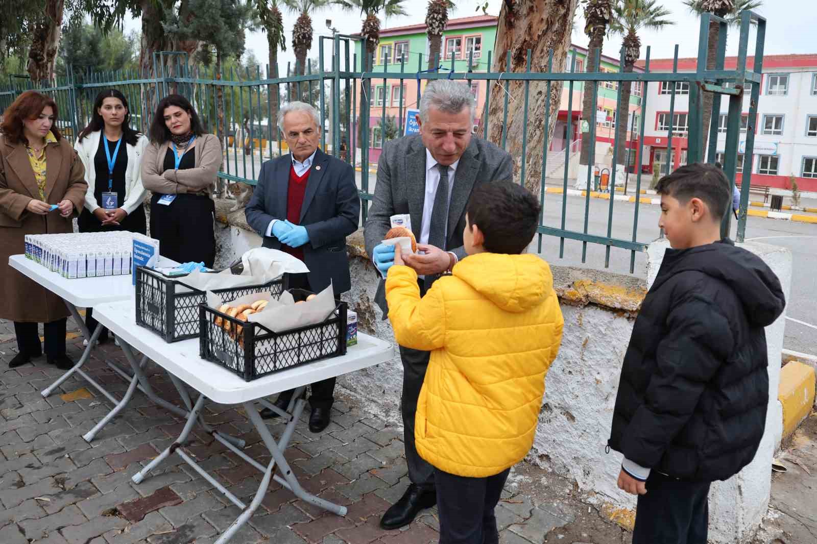 Güzelbahçe Belediyesi her gün bin 500 öğrenciye süt ve poğaça dağıtacak
