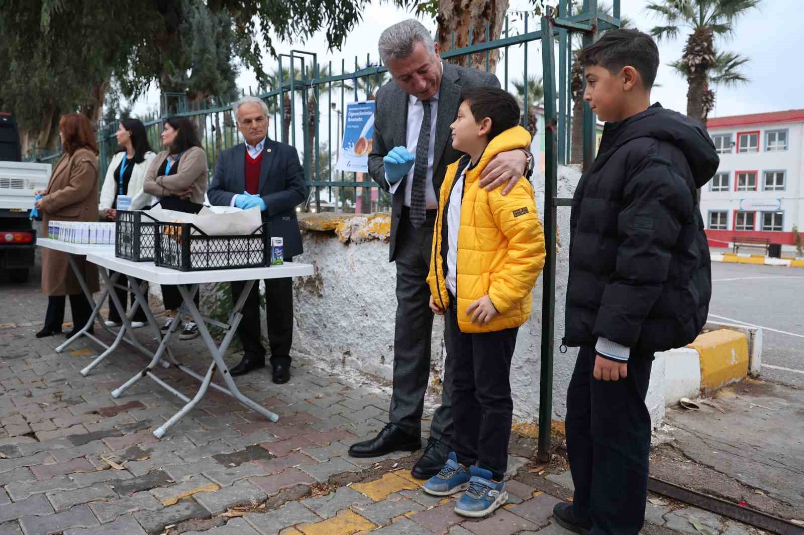 Güzelbahçe Belediyesi her gün bin 500 öğrenciye süt ve poğaça dağıtacak
