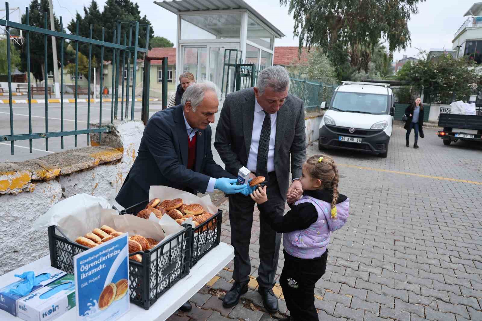 Güzelbahçe Belediyesi her gün bin 500 öğrenciye süt ve poğaça dağıtacak
