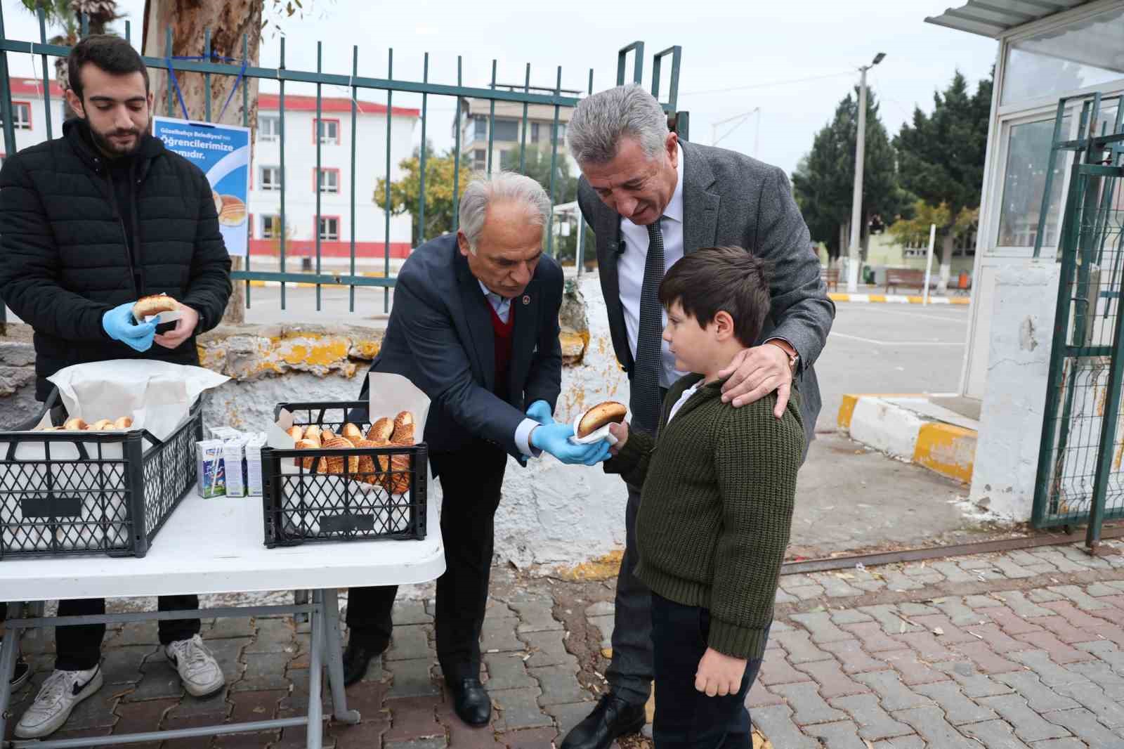 Güzelbahçe Belediyesi her gün bin 500 öğrenciye süt ve poğaça dağıtacak
