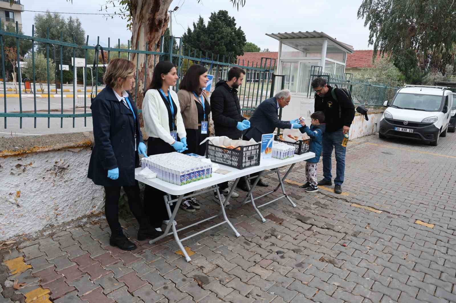 Güzelbahçe Belediyesi her gün bin 500 öğrenciye süt ve poğaça dağıtacak
