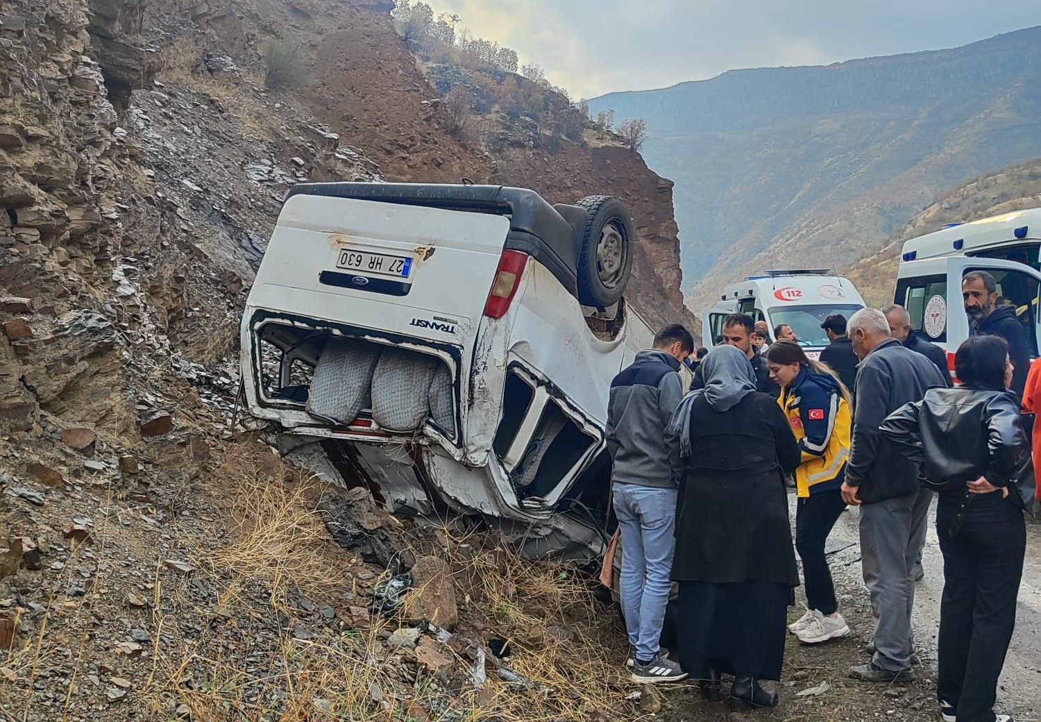 Çukurca’da minibüs takla attı: 11 yaralı
