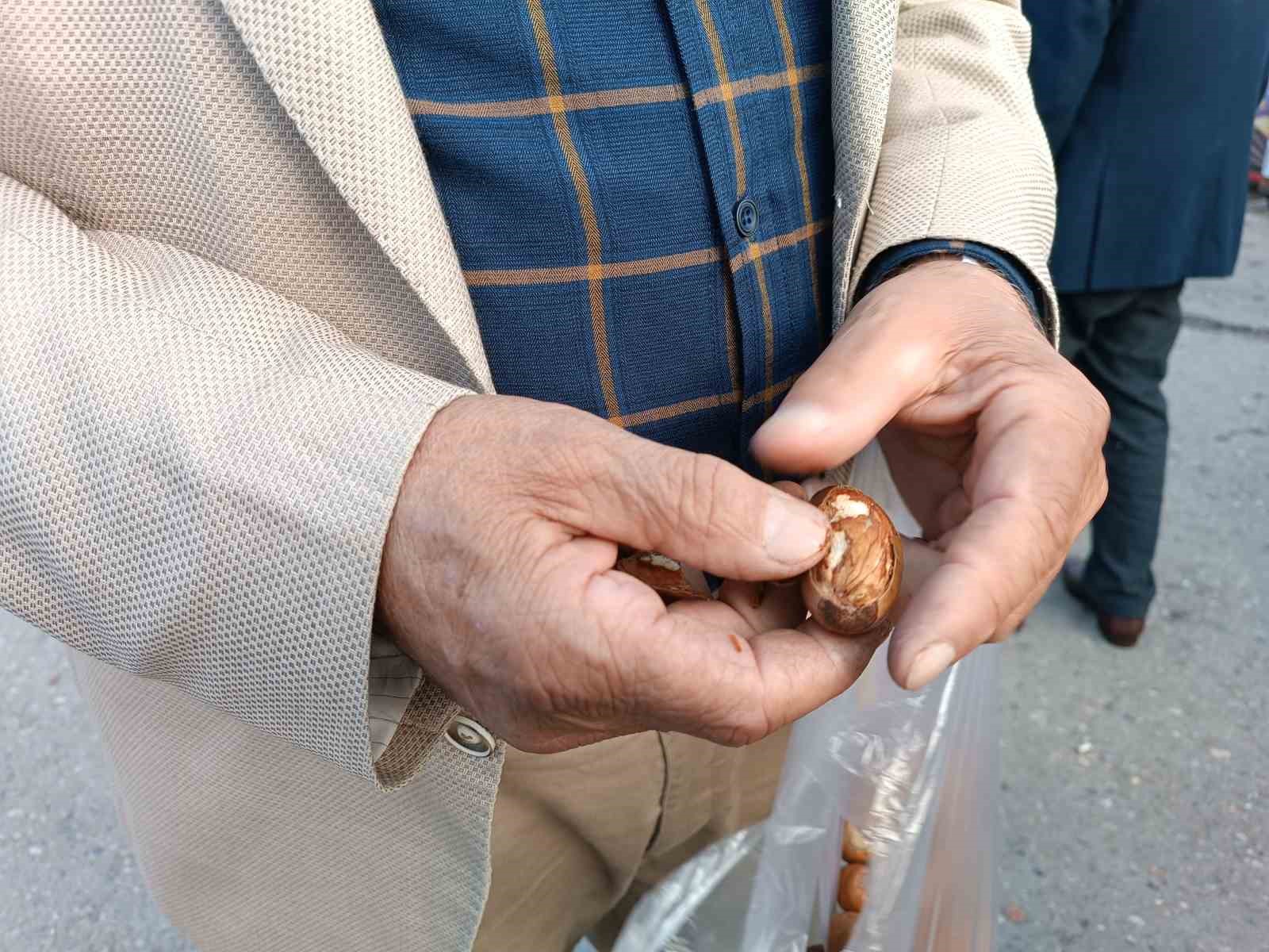 Siirt’te kestane yerine “meşe palamudu” tezgahta yer aldı
