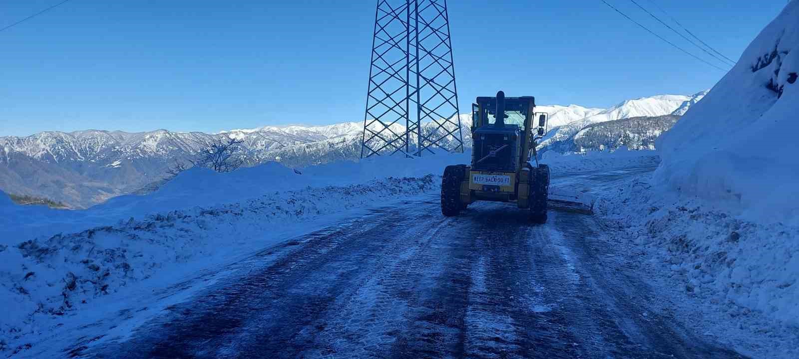 Artvin’de Macahel yolunda çığ meydana geldi, bölgedeki 6 köyle ulaşımı kesildi
