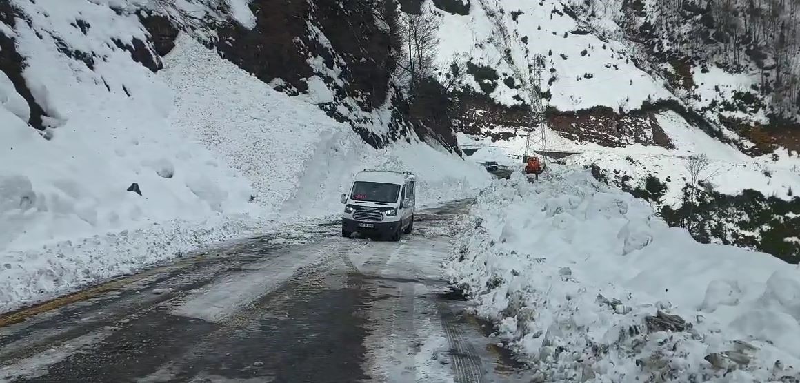 Çığ nedeniyle kapanan Artvin-Macahel yolu ulaşıma açıldı
