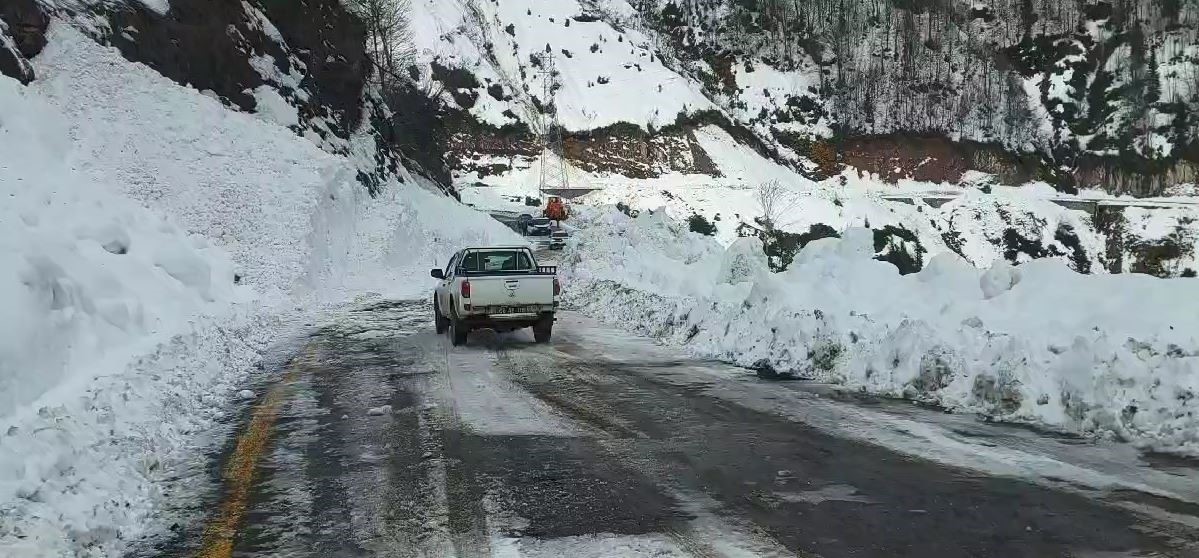 Çığ nedeniyle kapanan Artvin-Macahel yolu ulaşıma açıldı
