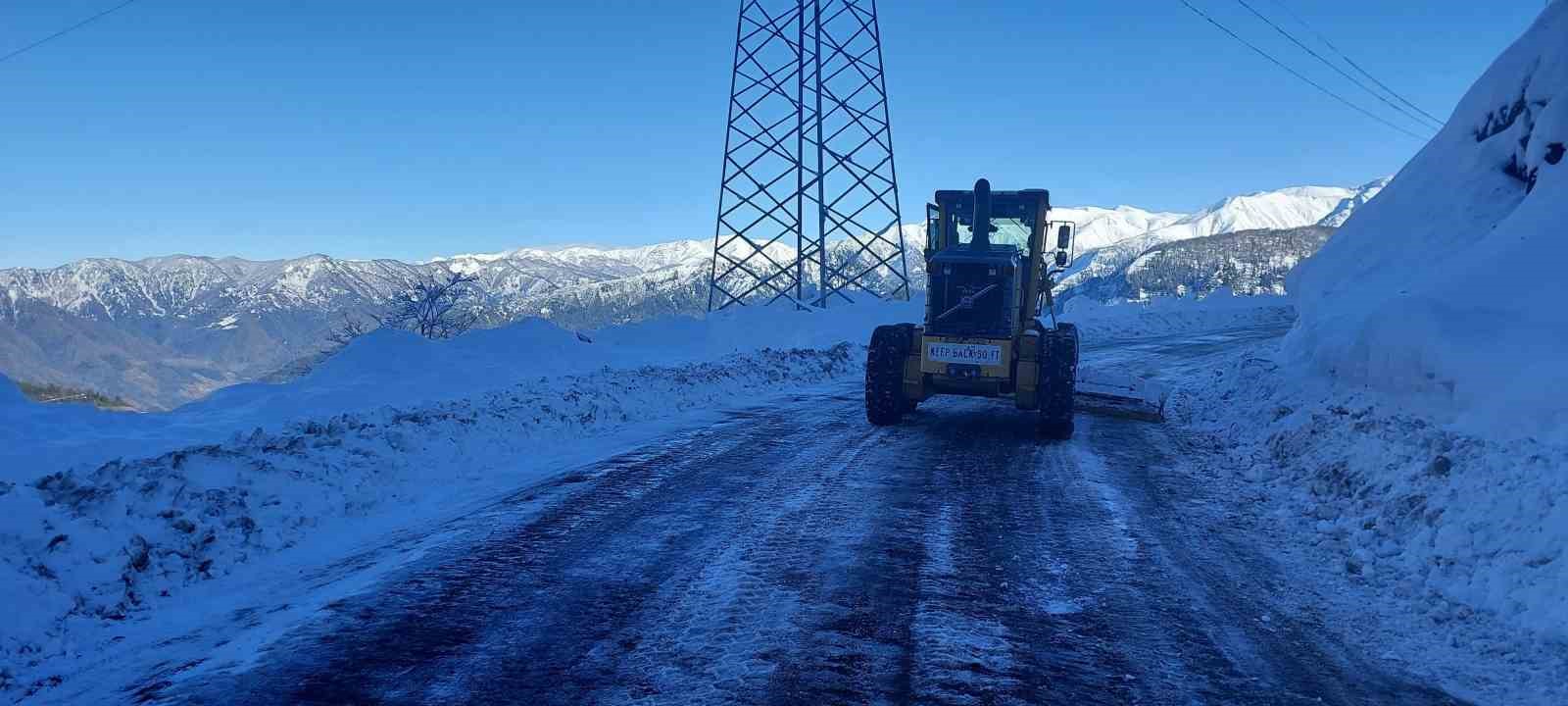 Çığ nedeniyle kapanan Artvin-Macahel yolu ulaşıma açıldı
