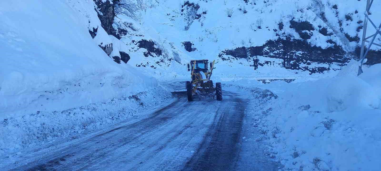 Çığ nedeniyle kapanan Artvin-Macahel yolu ulaşıma açıldı
