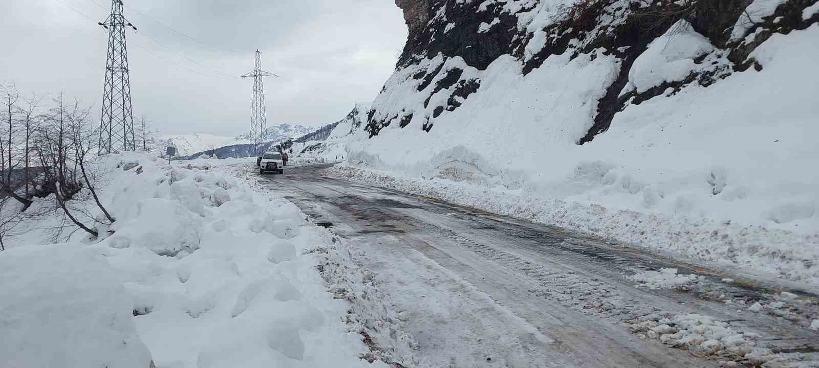 Çığ nedeniyle kapanan Artvin-Macahel yolu ulaşıma açıldı
