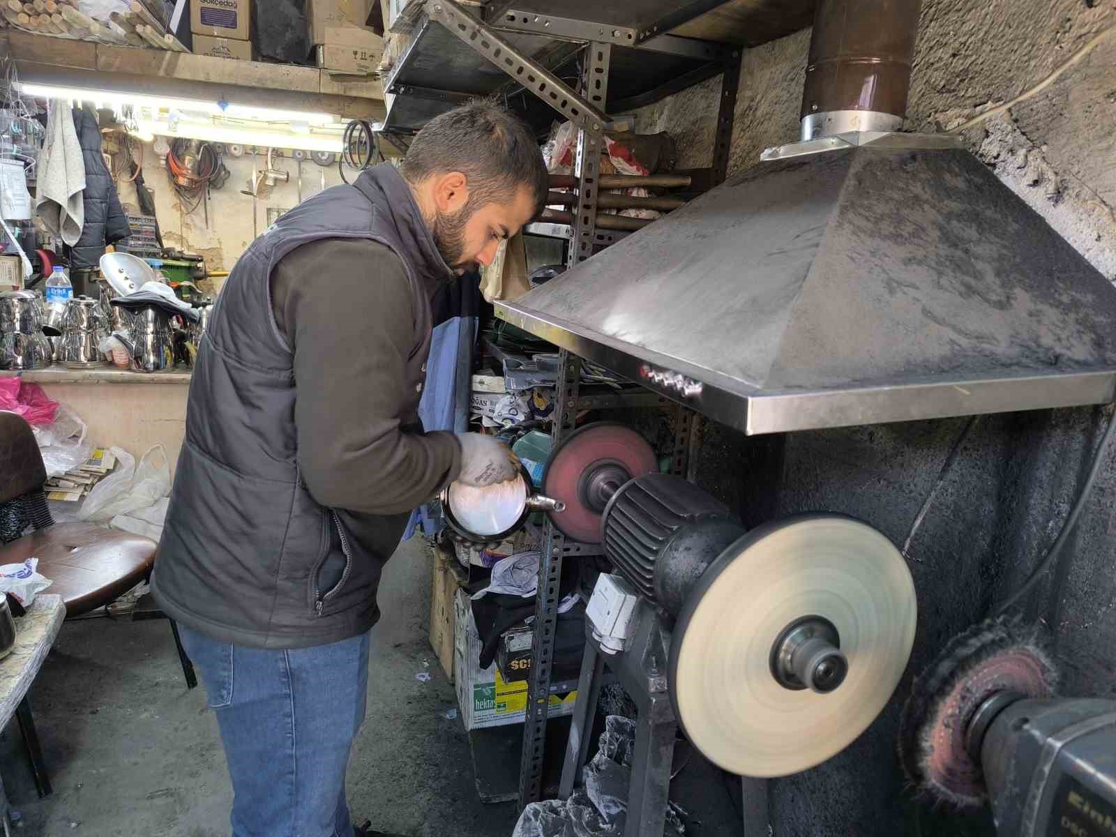 Ziraat mühendisi, babasından öğrendiği bıçakçılıkla hayatını sürdürüyor
