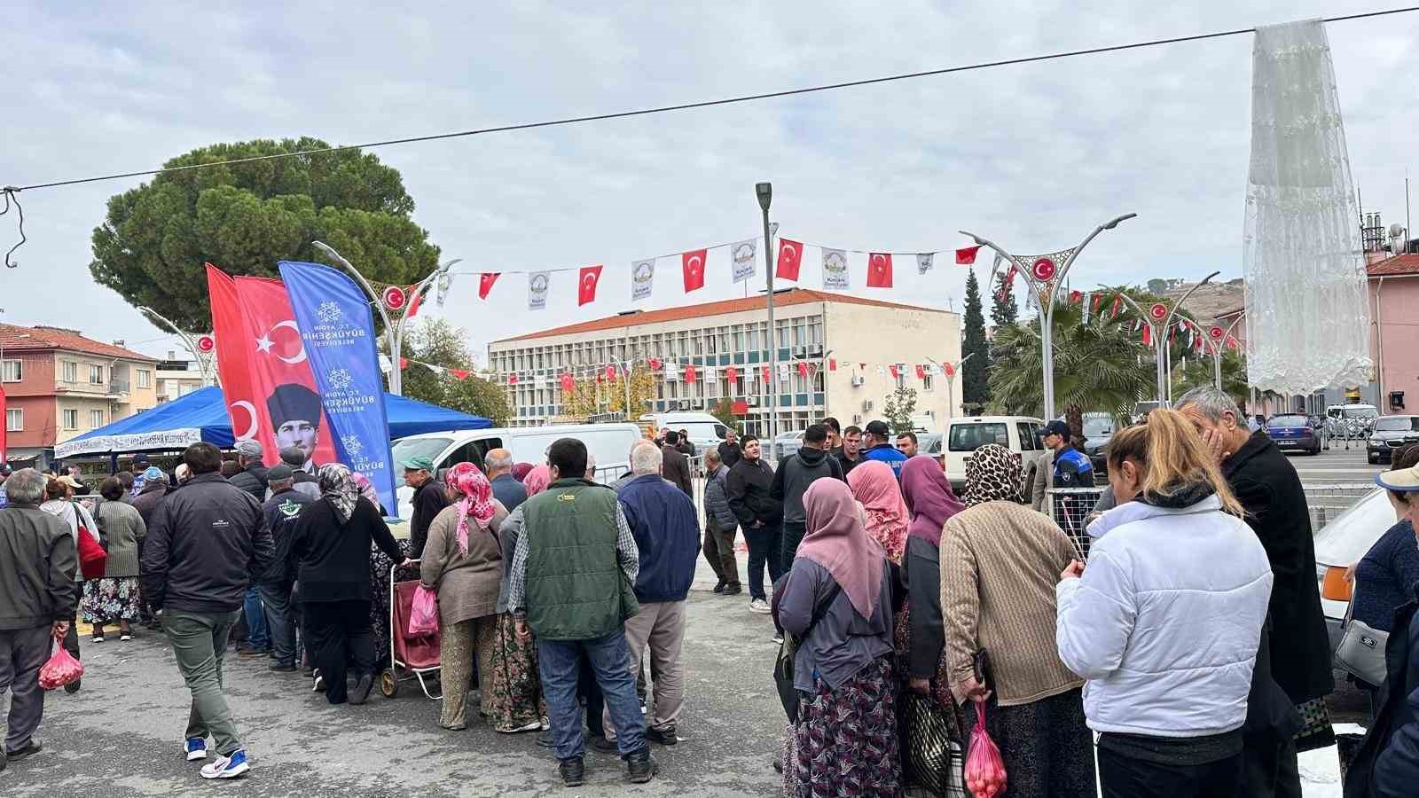 Koçarlı’da vatandaşlar Büyükşehir’in fideleri ile buluştu
