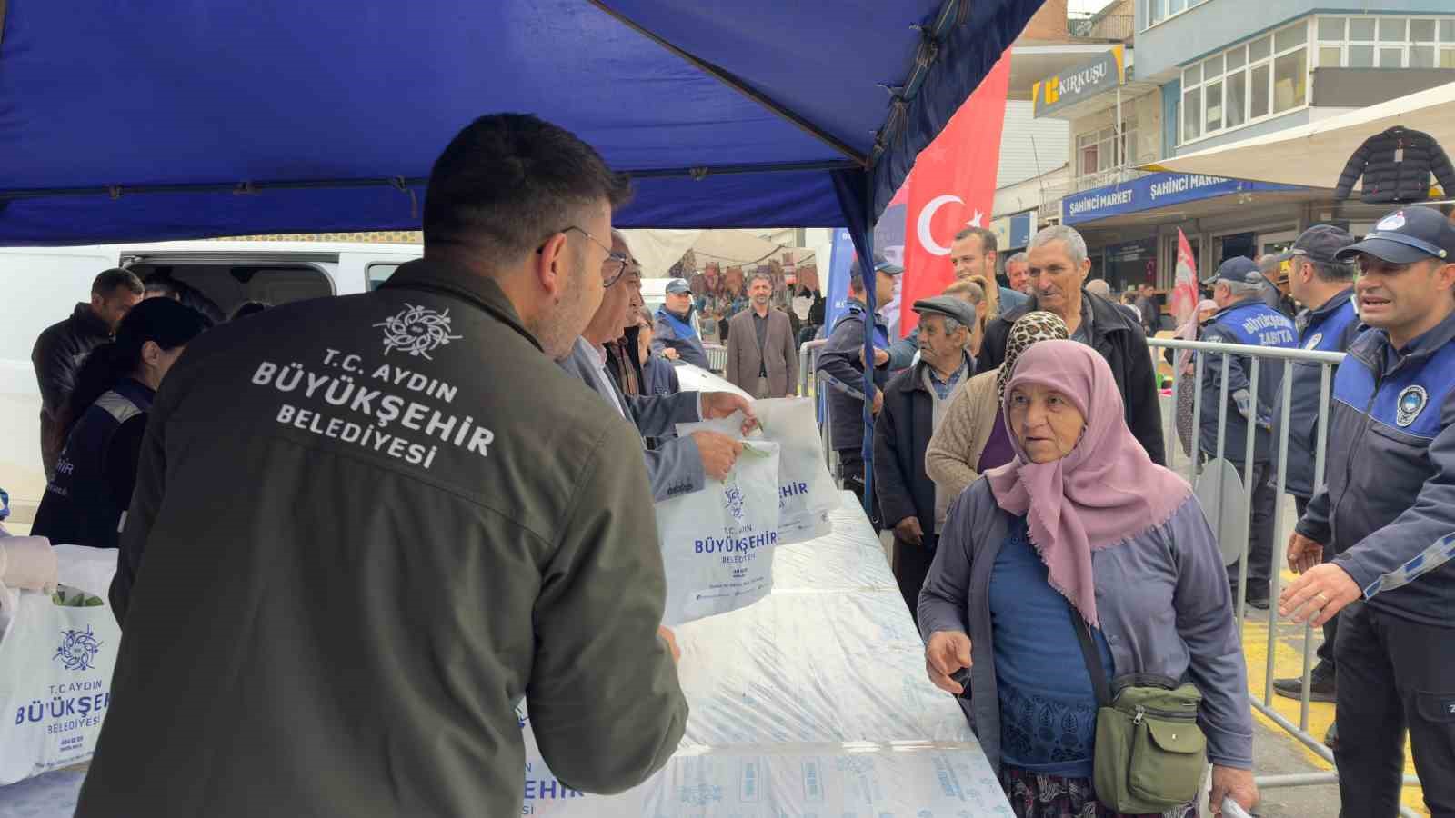 Koçarlı’da vatandaşlar Büyükşehir’in fideleri ile buluştu
