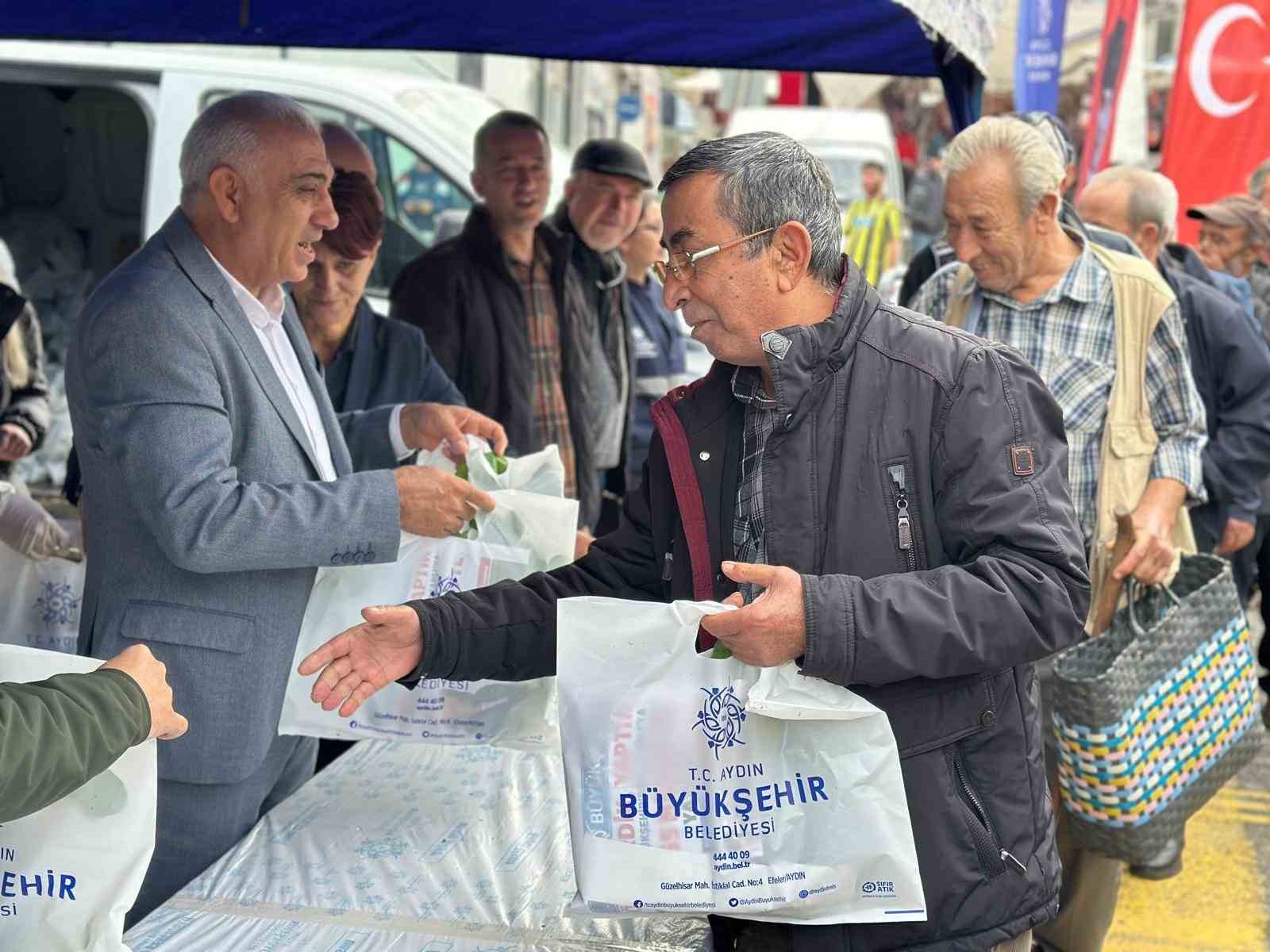 Koçarlı’da vatandaşlar Büyükşehir’in fideleri ile buluştu
