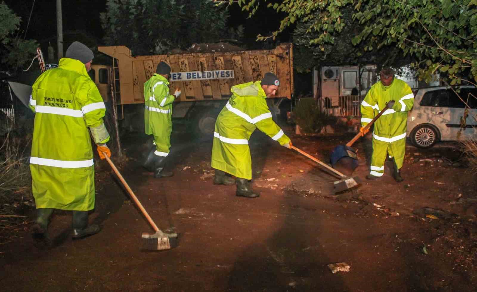 Kepez’den su taşkınına karşı gece mesaisi
