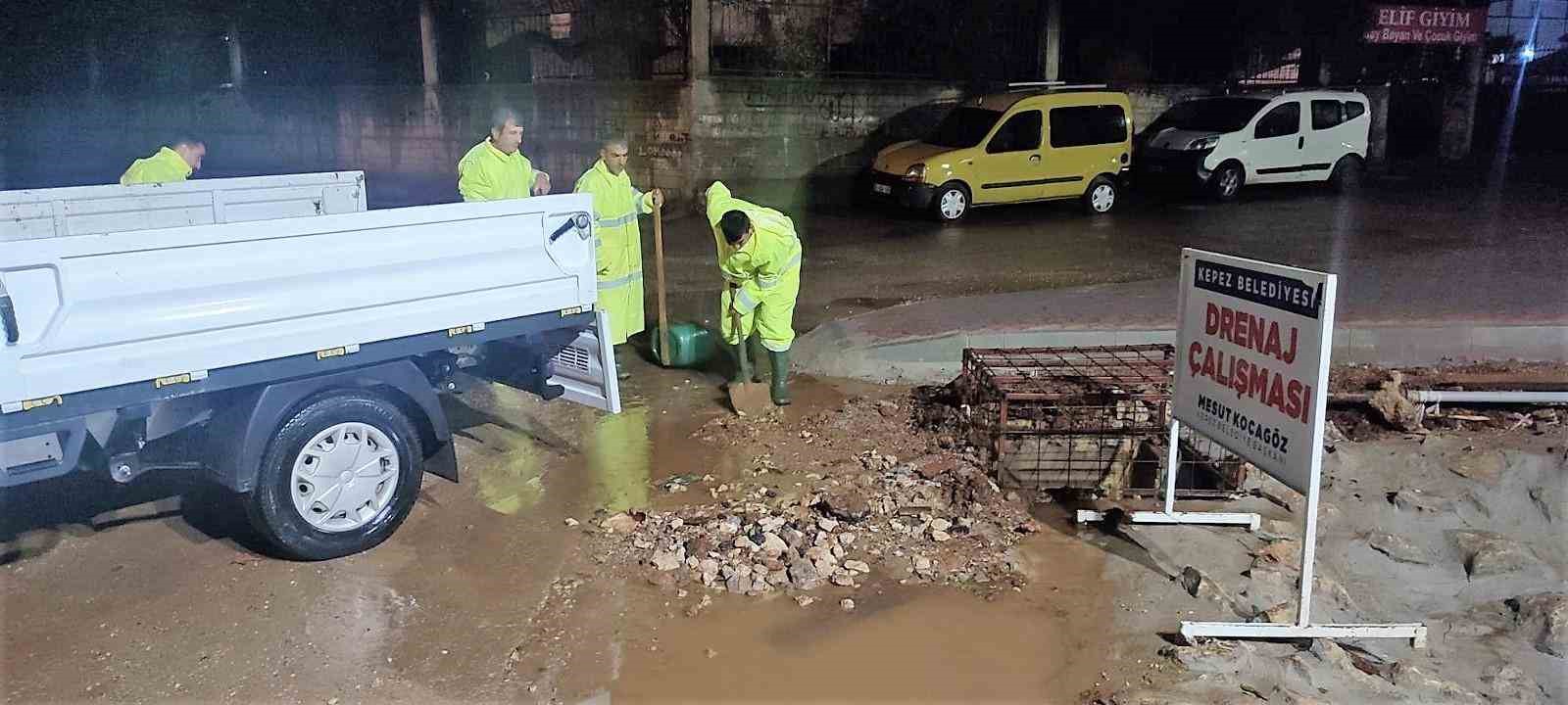 Kepez’den su taşkınına karşı gece mesaisi
