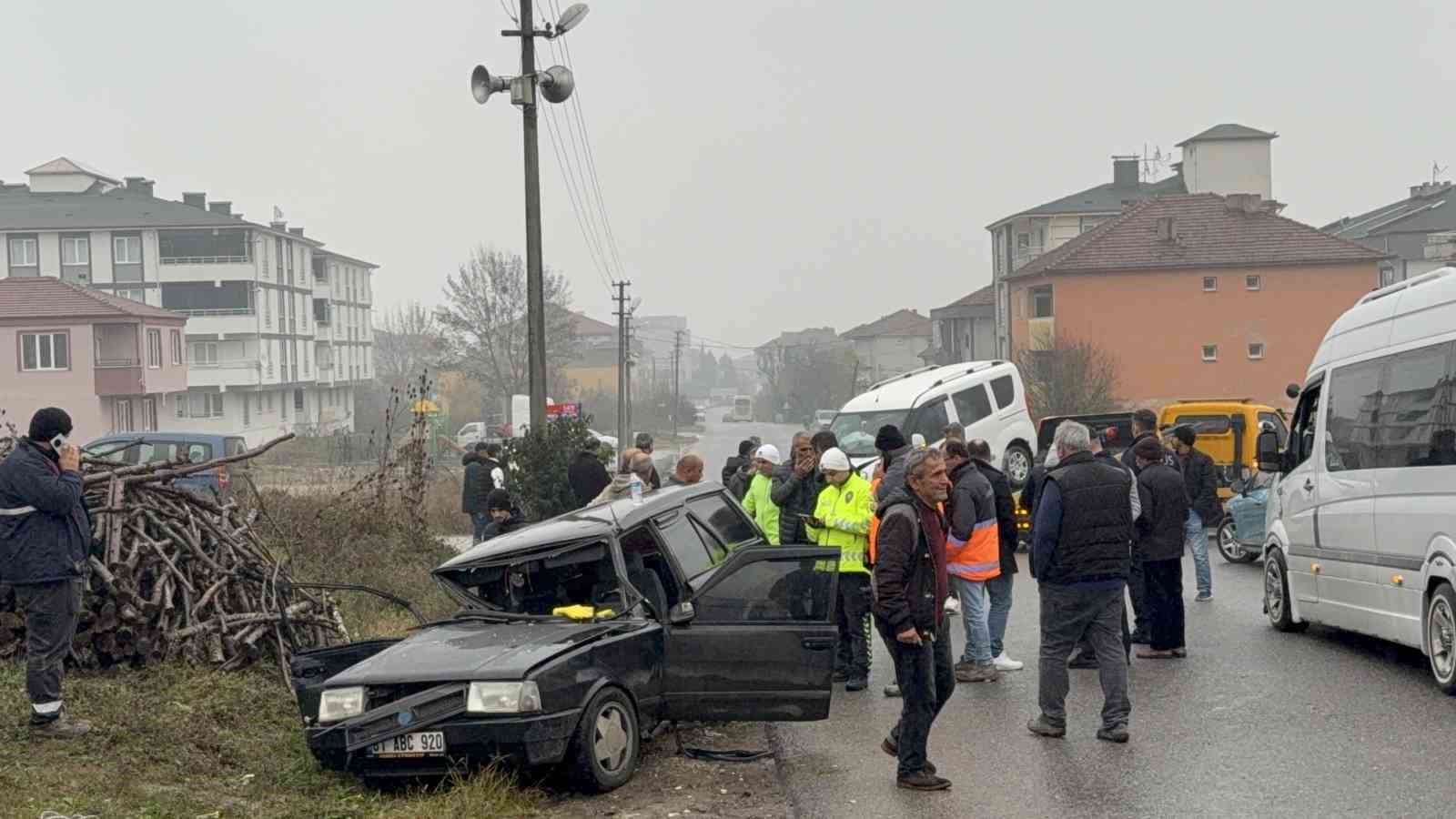 Otomobil kağıt gibi ezildi: 4 yaralı
