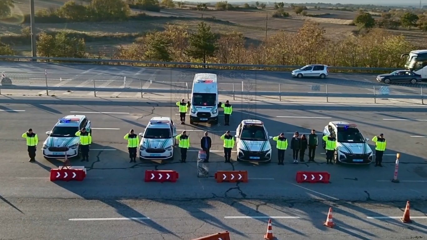 Edirne jandarması, yeni teslim aldığı 11 araç, 2 motosiklet ve yeni atanan 81 otoyol personeli ile görev başında
