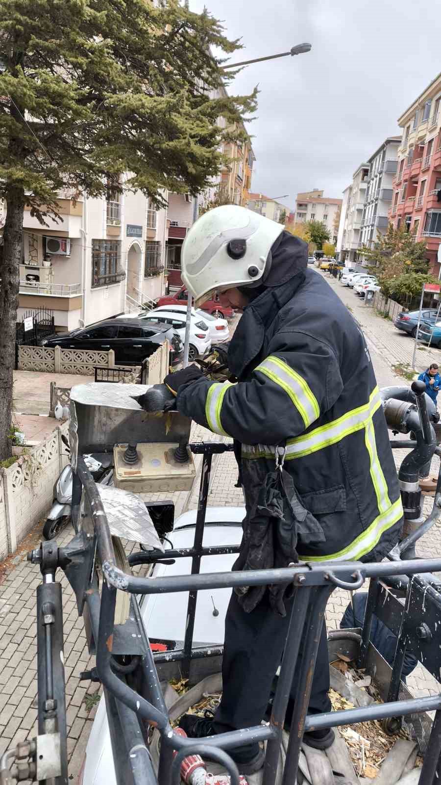 Ayağına ip dolanan karga ağaçta mahsur kaldı
